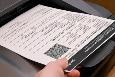 Profissionais realizando a impressão do CRLV-e, com documentos e impressoras em ambiente de trabalho.